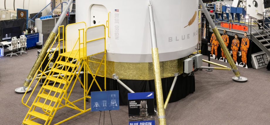 industry-moon-lander-training-cabin-lands-at-nasa-for-artemis