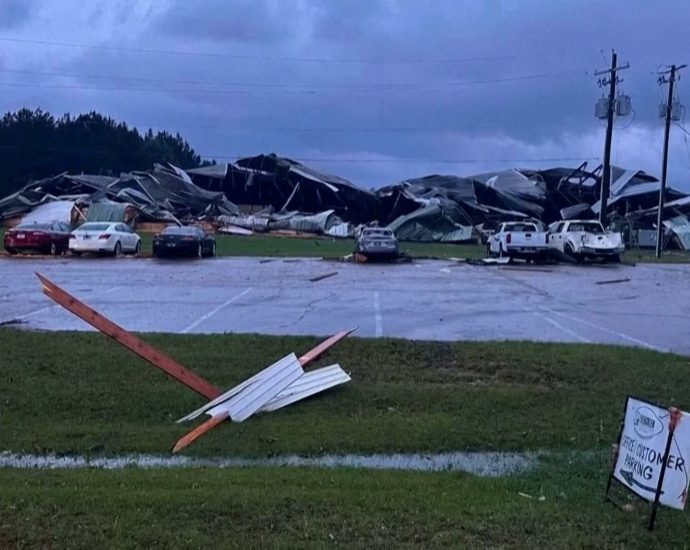 hundreds-of-homes-damaged-as-tornadoes-rip-through-mississippi,-injuring-at-least-17