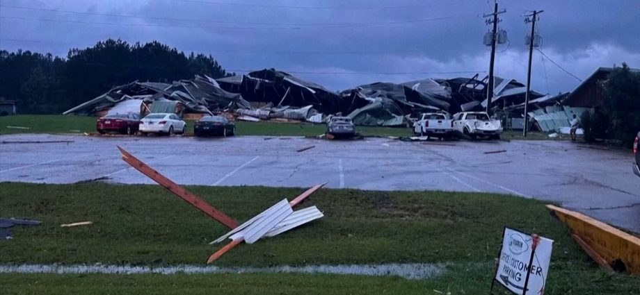 hundreds-of-homes-damaged-as-tornadoes-rip-through-mississippi,-injuring-at-least-17
