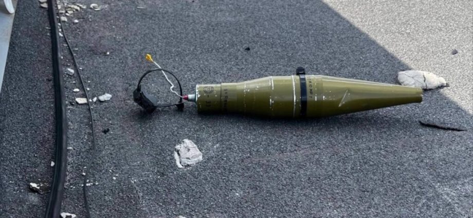 russia-is-now-dropping-fpv-drones-with-explosives-from-bigger-“gerbera”-carriers
