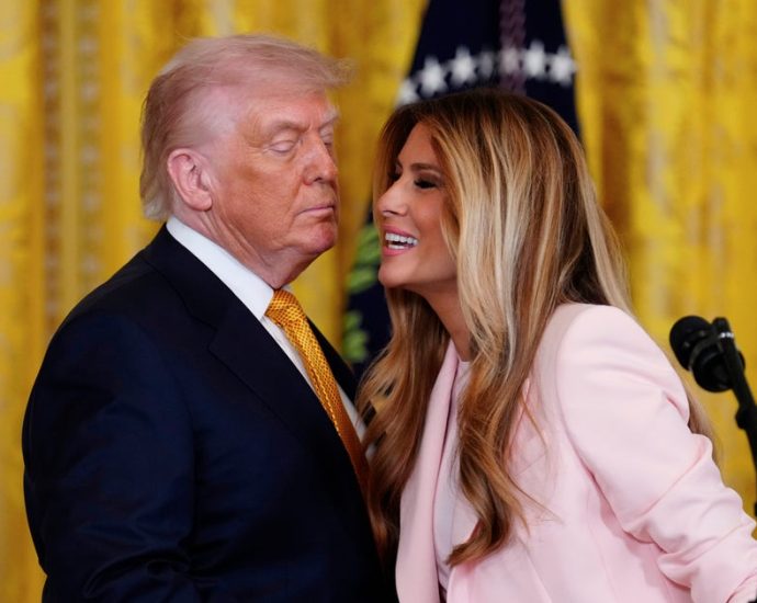 melania-praises-the-traitor’s-‘empathy’-and,-oh,-the-crowd-reaction