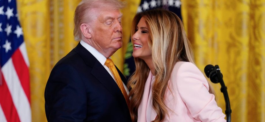 melania-praises-the-traitor’s-‘empathy’-and,-oh,-the-crowd-reaction