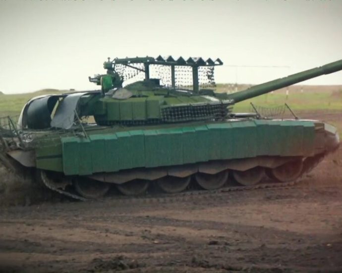 russia’s-t-72am-is-a-very-old-tank-with-a-fresh-coat-of-paint-expect-it-to-stay-parked-like-other-tanks.