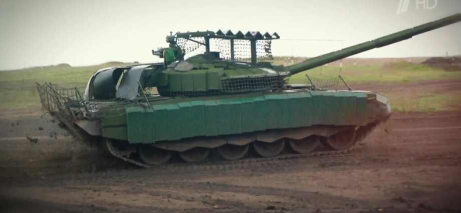 russia’s-t-72am-is-a-very-old-tank-with-a-fresh-coat-of-paint-expect-it-to-stay-parked-like-other-tanks.
