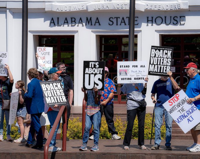 alabama-takes-step-toward-a-new-congressional-map-while-awaiting-court-action
