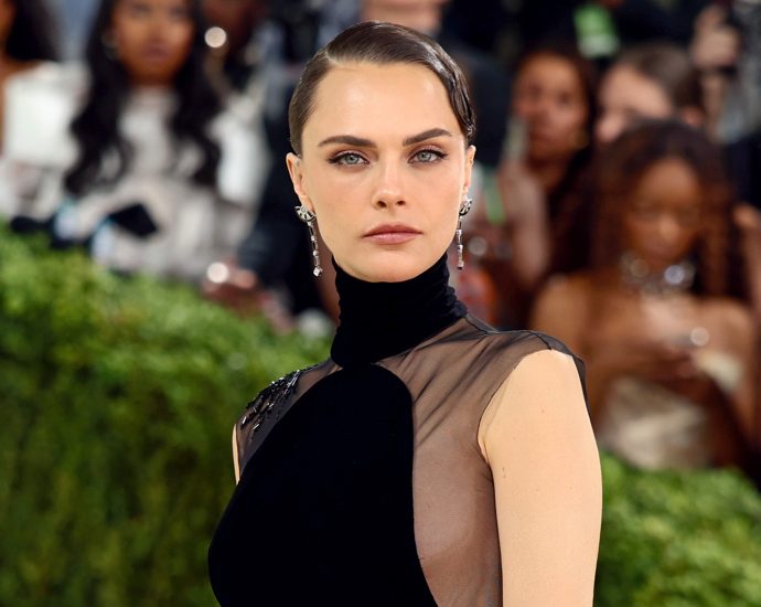 cara-delevingne-confirms-she-is-a-lesbian:-‘my-weakness-used-to-be-straight-women’