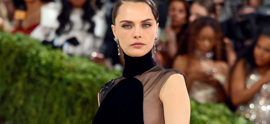 cara-delevingne-confirms-she-is-a-lesbian:-‘my-weakness-used-to-be-straight-women’