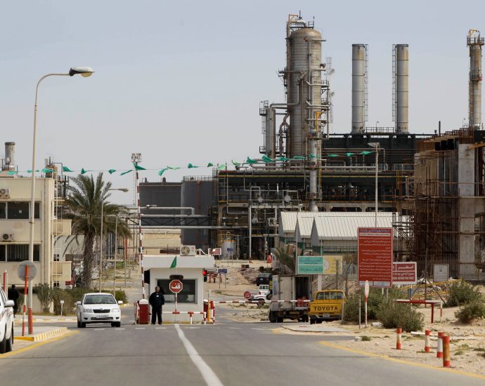 libya’s-largest-oil-refinery-halts-operations-during-fighting