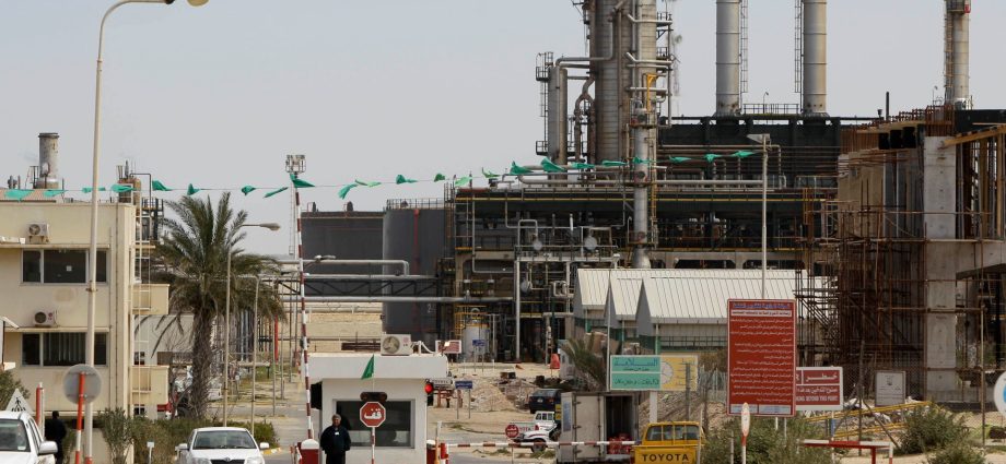 libya’s-largest-oil-refinery-halts-operations-during-fighting