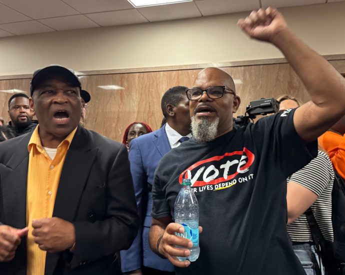 louisiana-senators-debate-new-congressional-maps-before-protest-packed-gallery