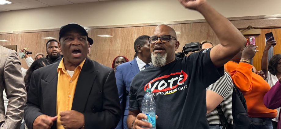 louisiana-senators-debate-new-congressional-maps-before-protest-packed-gallery