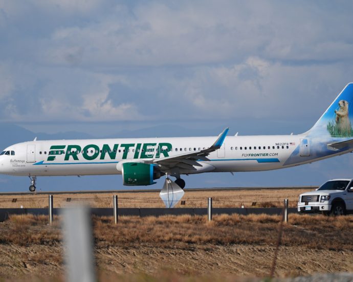 one-dead-in-us-after-being-struck-by-taking-off-frontier-airlines-plane