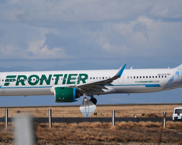 ‘we-just-hit-somebody’:-pilot-warns-of-emergency-as-frontier-jet-aborts-denver-takeoff