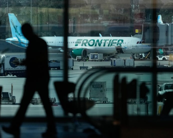 person-dies-after-being-hit-by-plane-at-denver-airport