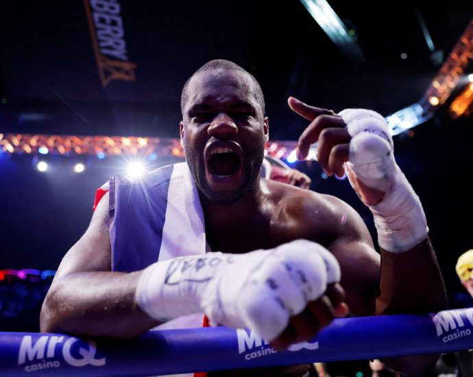dubois-stops-wardley-in-11th-round-to-take-wbo-heavyweight-boxing-title