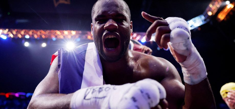 dubois-stops-wardley-in-11th-round-to-take-wbo-heavyweight-boxing-title