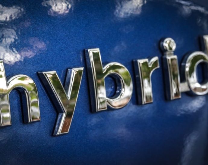 demand-for-used-hybrid-cars-up-41.8%-as-non-tesla-ev-prices-plunge