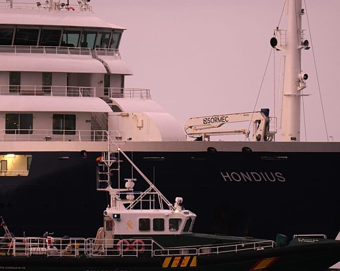hantavirus-cruise-ship-arrives-in-spain’s-canary-islands