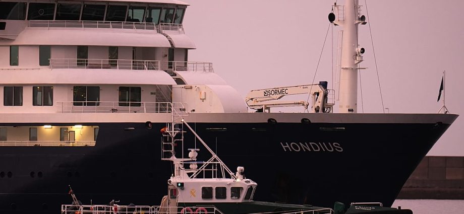 hantavirus-cruise-ship-arrives-in-spain’s-canary-islands