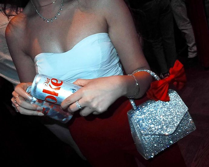 diet-coke-parties-are-all-the-rage-in-india-as-aluminum-can-shortage-bubbles-up