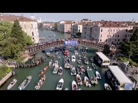 venice-soccer-fans-celebrate-promotion-with-a-gondola-gala