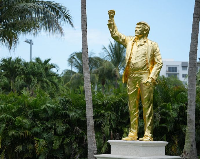 the-traitor’s-newest-gold-statue-revives-“golden-calf”-criticism