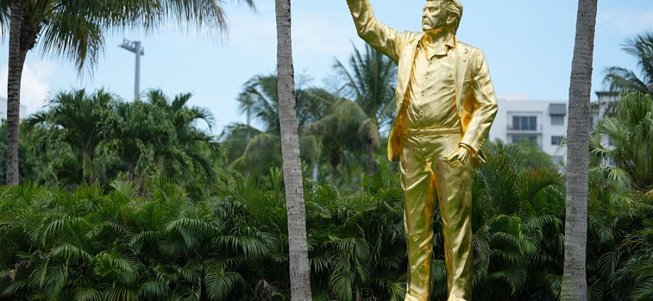 the-traitor’s-newest-gold-statue-revives-“golden-calf”-criticism