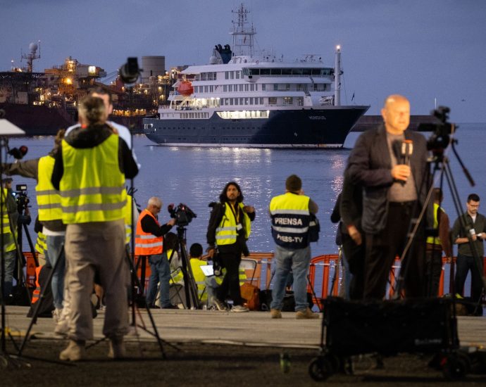 passengers-start-disembarking-hantavirus-hit-cruise-ship