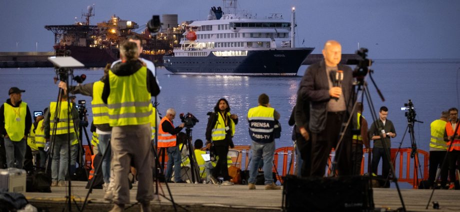 passengers-start-disembarking-hantavirus-hit-cruise-ship