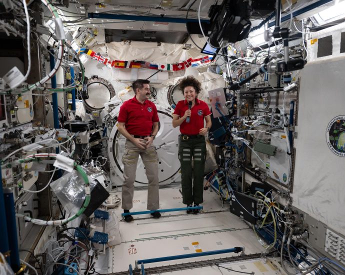 crew-relaxes-before-busy-week-of-science,-dragon-arrival,-and-spacewalk-preps