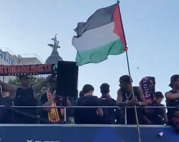 lamine-yamal-waves-palestine-flag-as-barcelona-celebrate-la-liga-win