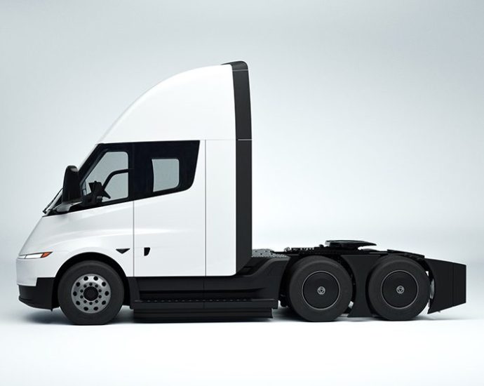 wattev-orders-370-tesla-semis-for-deployment-in-california