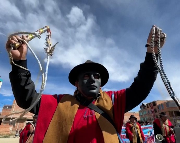 roads-blocked-in-bolivia-as-protesters-demand-president’s-resignation