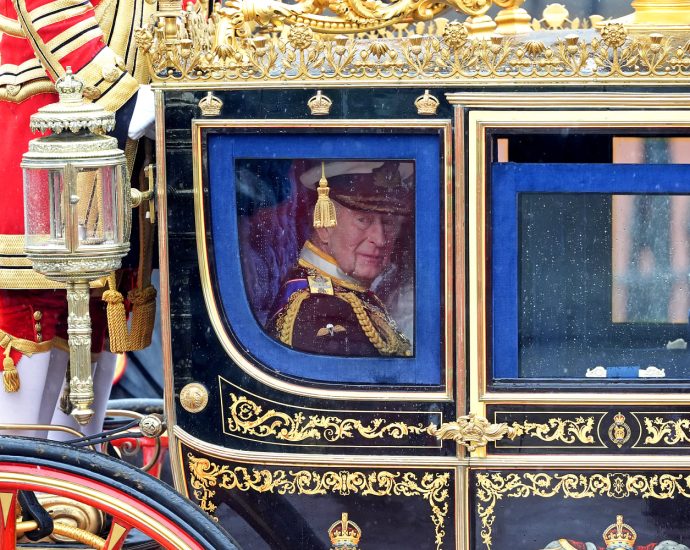 king-charles-enters-stage-of-britain’s-political-drama-as-pm-starmer-faces-down-challengers