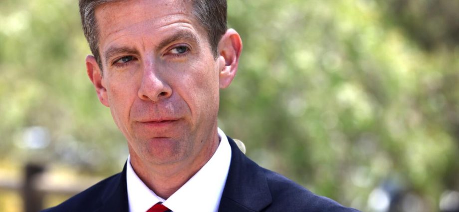 ice-puts-new-restrictions-on-members-of-congress-inspecting-detention-centers