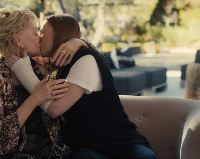 ‘hacks’-finally-did-it:-ava-and-deborah-kiss-in-the-show’s-most-sapphic-episode-yet
