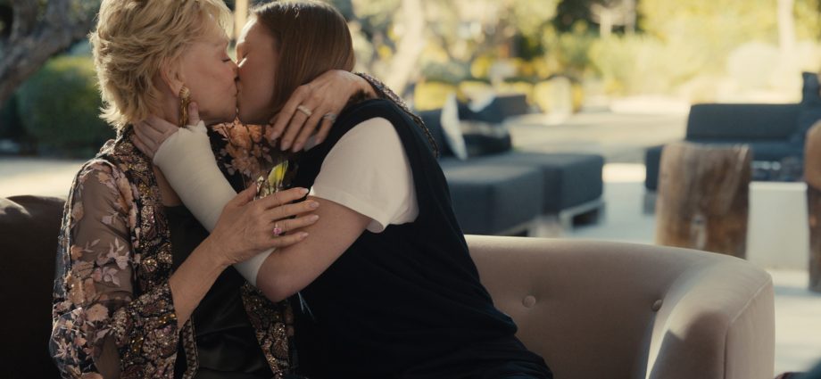 ‘hacks’-finally-did-it:-ava-and-deborah-kiss-in-the-show’s-most-sapphic-episode-yet