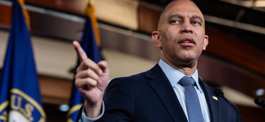 hakeem-jeffries-warns-the-‘ghost-of-the-confederacy’-is-still-haunting-america