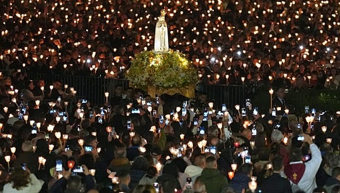 250,000-pilgrims-gather-at-fatima-shrine-in-portugal-for-annual-candlelight-mass