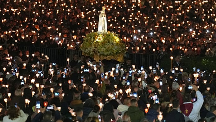 250,000-pilgrims-gather-at-fatima-shrine-in-portugal-for-annual-candlelight-mass