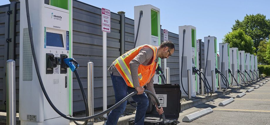 fluke’s-fev500-acts-as-a-virtual-ev-to-test-dc-fast-chargers,-replacing-three-separate-instruments