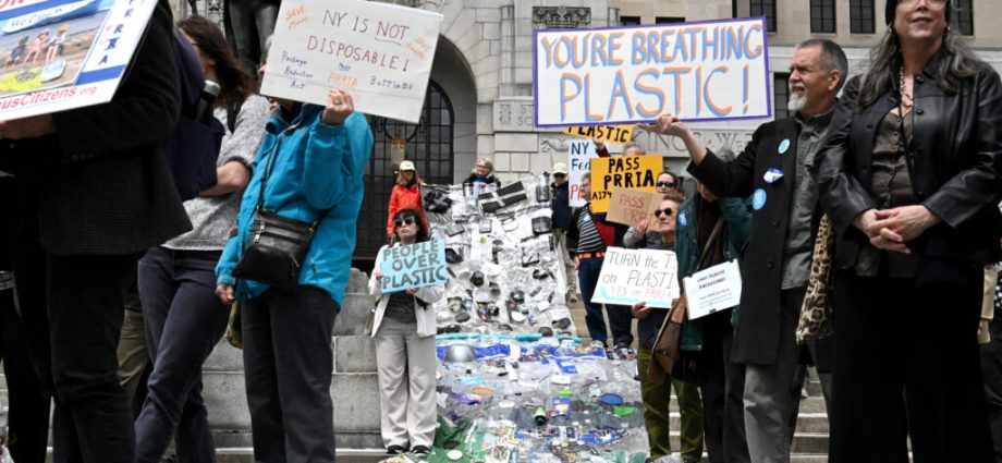 new-york-plastics-law-advances-amid-debate-over-‘chemical-recycling’