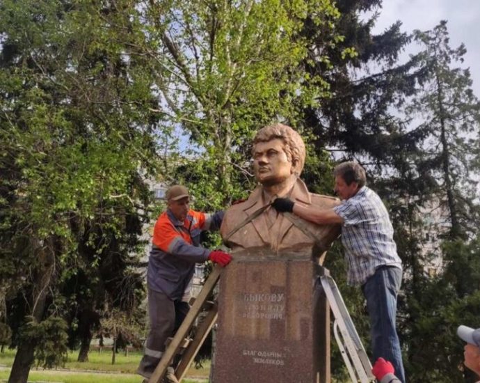 russia-strikes-kramatorsk-daily.-the-city-is-putting-its-monuments-out-of-harm’s-way