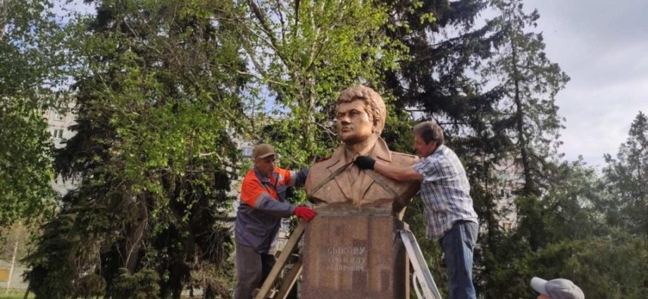 russia-strikes-kramatorsk-daily.-the-city-is-putting-its-monuments-out-of-harm’s-way