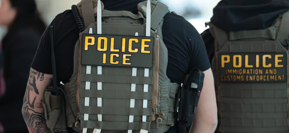 dhs-is-working-on-smart-glasses-for-ice-agents.-democrats-say-it’s-a-threat-to-privacy