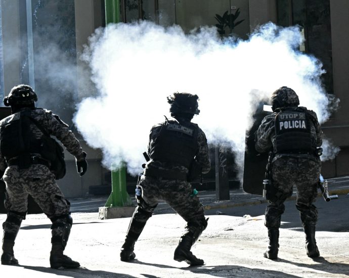 explosions-heard-as-mining-groups-stage-antigovernment-protest-in-bolivia