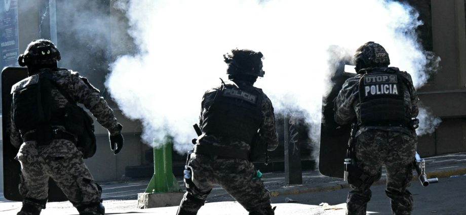 explosions-heard-as-mining-groups-stage-antigovernment-protest-in-bolivia