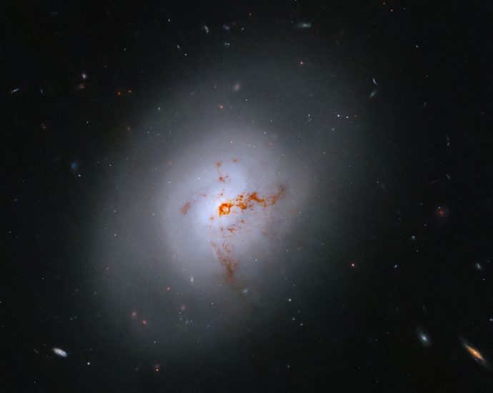 hubble-sights-galaxy-in-transition