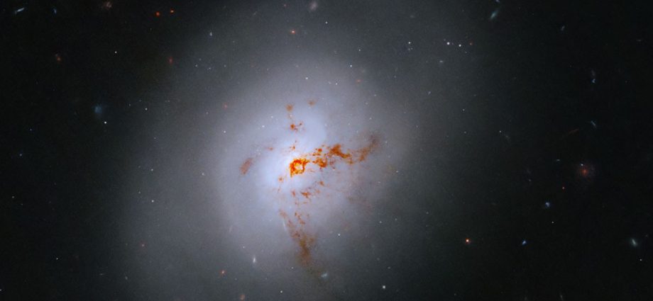 hubble-sights-galaxy-in-transition