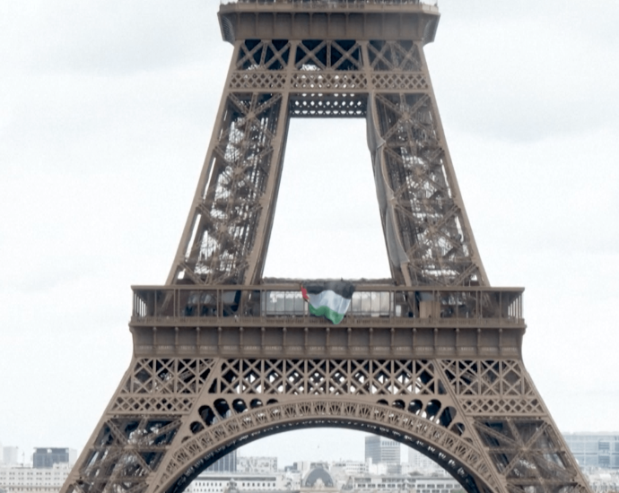 activists-hang-palestinian-flag-on-the-eiffel-tower-for-nakba-day